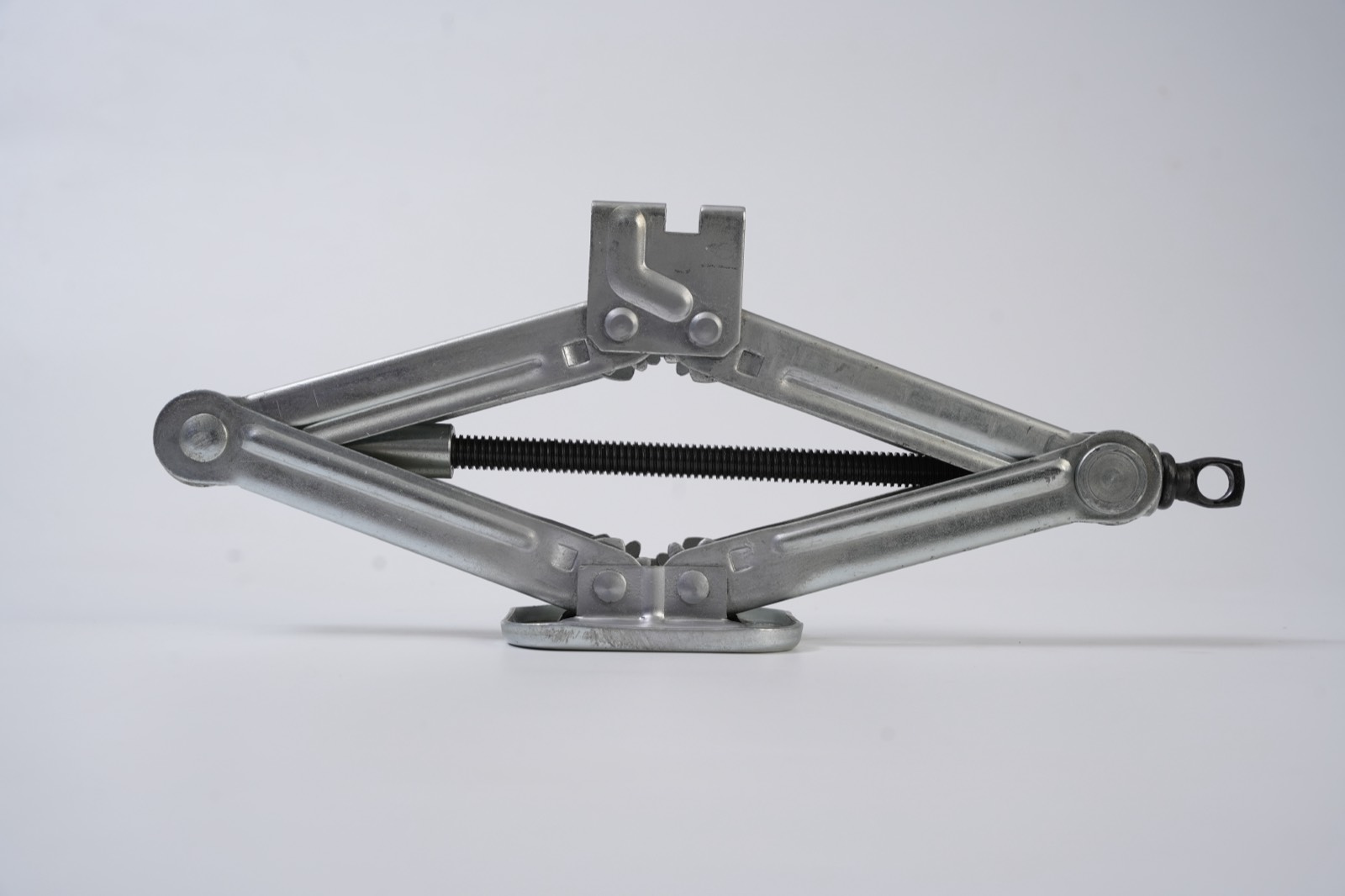 Zinc-plated scissor jack with formed saddle, black lead screw and eye drive end