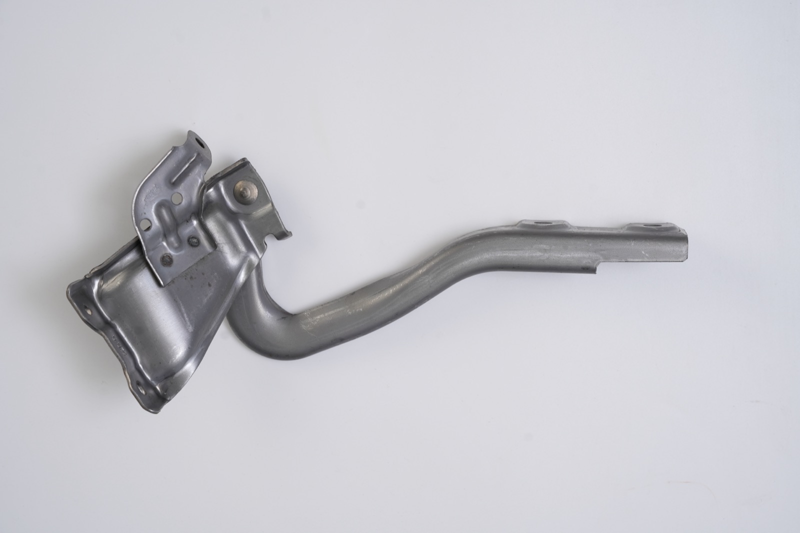 Formed hinge arm with welded mounting bracket